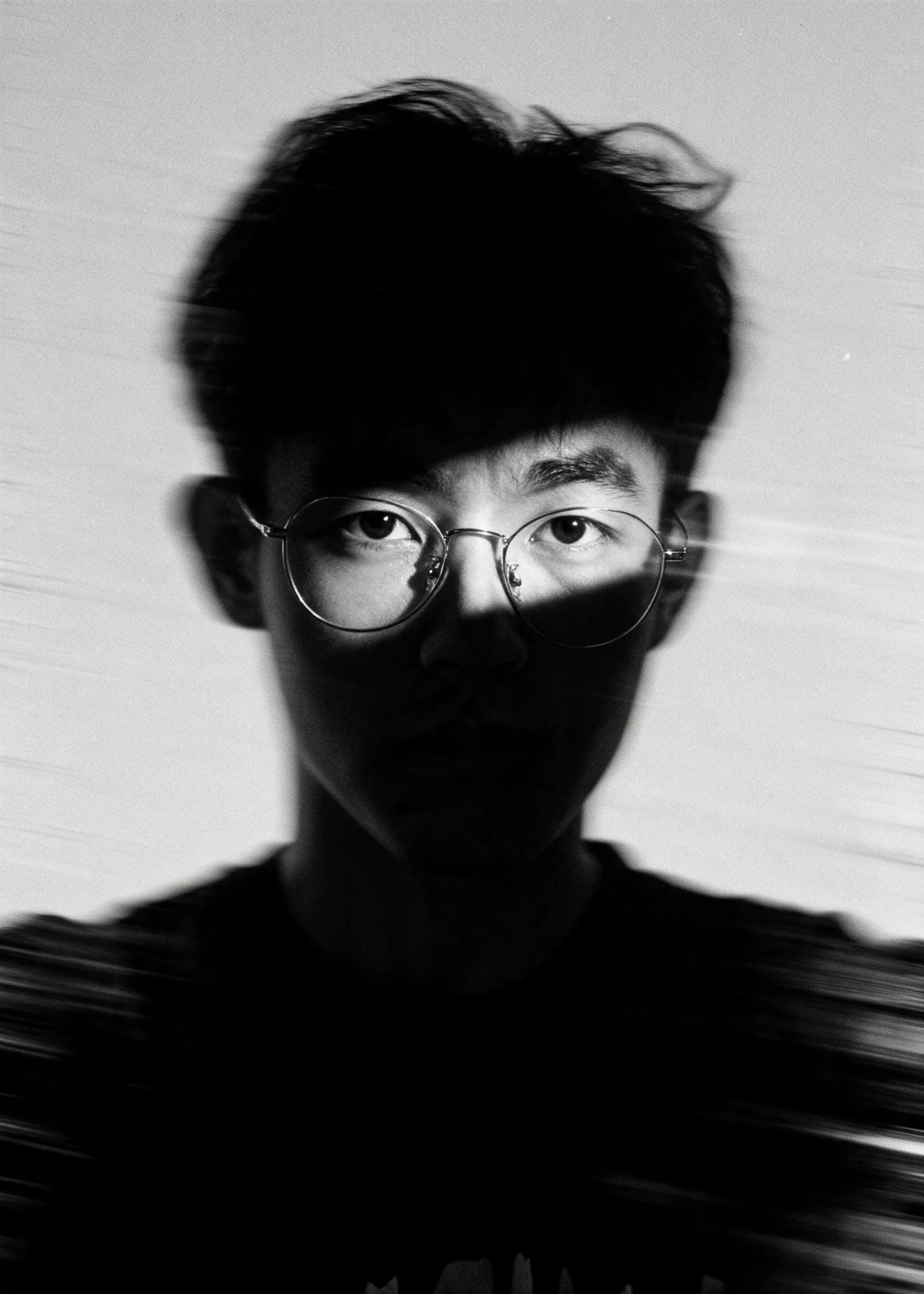 边昊黑白个人肖像